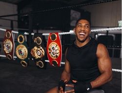 фото - Дженнингс ушёл под лёд, Усик зовёт на бокс, молодой Тайсон на лапах — соцсети