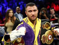 фото - Ломаченко сломал правую руку в бою с Кроллой: видео