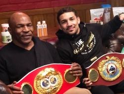 фото - Теофимо Лопес показал впечатляющую коллекцию поясов, а Майк Тайсон — как отбивает спаррингёру внутренности: видео