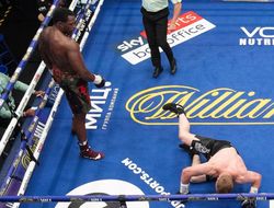 фото - Поветкин хотел капитулировать после 4-го раунда боя с Уайтом? Отвечает промоутер