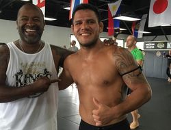 фото - Тренер Дос Аньоса: Возможно, Макгрегор впервые попросит остановить бой...