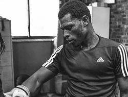 фото - Кадр дня. Теофимо Лопес навестил Ричарда Комми в гостинице