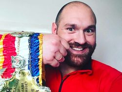 фото - Тайсон Фьюри танцует, поёт, купается в фонтане и работает в зале — видео