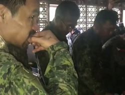 фото - Сенатор Мэнни Пакьяо трапезничает с бойцами филиппинской армии — видео