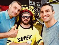 фото - Кличко на западе Украине, Пакьяо на киностудии, Цзю на дельфинах — соцсети