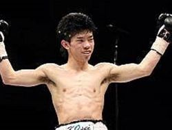 фото - Рекордсмен Косеи Танака побывал в нокдауне, но всё-таки остановил «Бомбу»