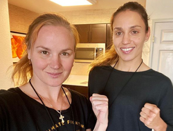 фото - Тренировка с Биволом, сёстры Шевченко перед турниром UFC, передача факела Мэйуэзером — соцсети 