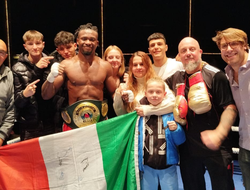 фото - Несостоявшийся соперник легенды провёл дебютную защиту титула: результаты