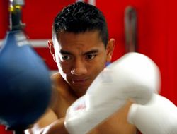 фото - Михарес побывал в нокдауне, но победил Небрана в ярком бою