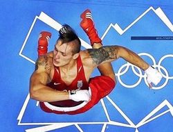 фото - Усик в "золотом" прыжке, Головкин борет супертяжа, Фьюри ждёт готовности Уайлдера — соцсети 