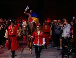 фото - И швец, и жнец, и на коне ездец: эпичный выход на бой от Беринчика в Киеве — видео