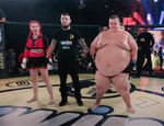 Миниатюрная девушка забила 240-килограммового громилу — она хочет в UFC: видео боя
