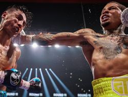 фото - «Мы сейчас придавим эту задницу...»: как Мейвезер подгонял Дэвиса в бою – видео