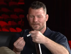 фото - Базовый борец в ММА? Кормье и Биспинг мощно сцепились из-за этого