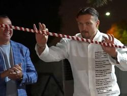 фото - Усику дали палку – он с ней станцевал. Арабские мужчины вовсю разошлись: видео