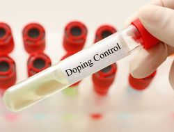 фото - Два бойца UFC дисквалифицированы за допинг