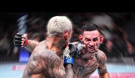 Оливейра разгромил Холлоуэя, жёсткие нокауты от Добера и Родригеса. Видео лучших моментов UFC 326