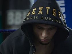 фото - Крис Юбэнк демонстрирует работу на лапах и грозит Дигейлу пенсией — видео