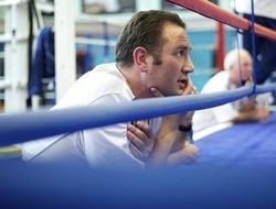 фото - 8-унциевые перчатки в бою Мэйуэзер–Макгрегор роли не сыграют — тренер Джошуа