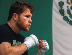 фото - Сауль Альварес победил Рокки Филдинга