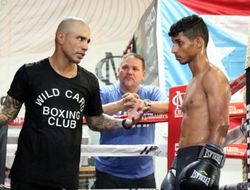 фото - Шоу от Де Ла Хойи: Акоста брутально забил Риверу в стартовом раунде — видео