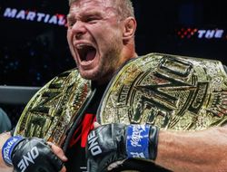 фото - Малыхин уничтожил де Риддера: видео нокаута