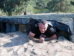 фото - Ломаченко и Поветкин после боя, Усик рассмешил всю арену О2, Кличко пробежал забег с препятствиями — соцсети