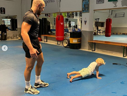 фото - Уайту не терпится к Поветкину, Джошуа бьют по корпусу, а Макгрегор приучает сына к работе — соцсети 