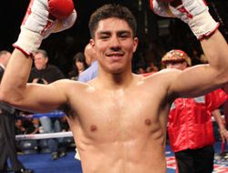 фото - (Результаты + Видео) Джесси Варгас не без труда прошел Уэйла Омотосо