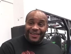 фото - Кормье на стороне UFC в вопросе о бое Роузи с Карано
