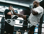 Экс-чемпион против экс-претендента. В UFC объявили крутой мэйн ивент  