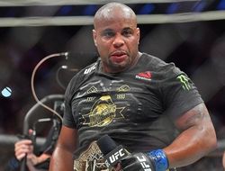 фото - Даниэль Кормье рассказал, когда хочет драться с Броком Леснаром