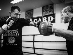 фото - Цзю требует дату и место, Роуч поздравляет Постола, Фергюсон показывает выкрутасы — соцсети 