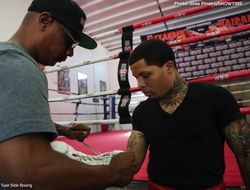 фото - Тренер Дэвиса объяснил, почему им не интересен бой против Ломаченко