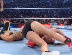 фото - Ронду Роузи задушили в рамках шоу WWE SummerSlam 2023