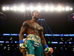 фото - а-Чарло провёл первую защиту полноценного титула, перещёлкал Адамса