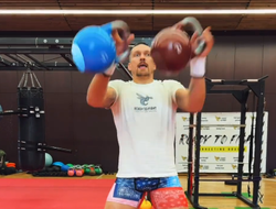 фото - Александр Усик эффектно жонглирует гирями: видео