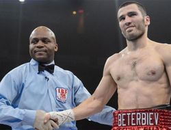 фото - СМИ: Бетербиев подписал контракт с Top Rank, может сразиться с Баррерой