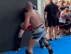 фото - Камбэк Макгрегора: экс-чемпион брутально избивает «детей» — видео