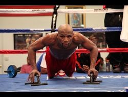 фото - Флойд Мэйуэзер начал подготовку к бою 12 сентября