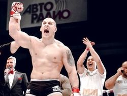 фото - Дмитрий Сосновский победно дебютировал в UFC, задушив Годбира