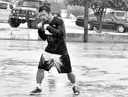 фото - 39-летний Мэнни Пакьяо бодро отрабатывает на лапах в зале: видео