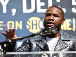 фото - Флойд Мейвезер продолжает разносить Канело Альвареса