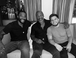 фото - Кличко и Бриггс столкнулись в Твиттере, Мэйуэзер показал Хэйни регалии, дружба Ломаченко и Усика — соцсети 