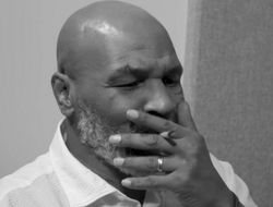 фото - Майк Тайсон нешуточно лупит по лапам: гляньте на эту скорость и мощь — видео