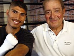 фото - Василий Ломаченко — Майки Гарсиа: Боб Арум готов взяться за организацию