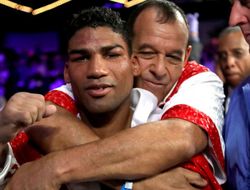 фото - Битва экс-чемпионов: Мартинес досрочно проиграл Гамбоа