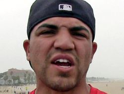 фото - За избиение человека Ортис отделался двумя месяцами подметания улиц