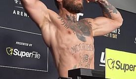 Макгрегор и Холлоуэй прошли взвешивание перед UFC 329: результаты и видео
