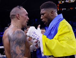 фото - Усик хочет помочь Джошуа готовиться к бою с Фьюри — заявление украинца